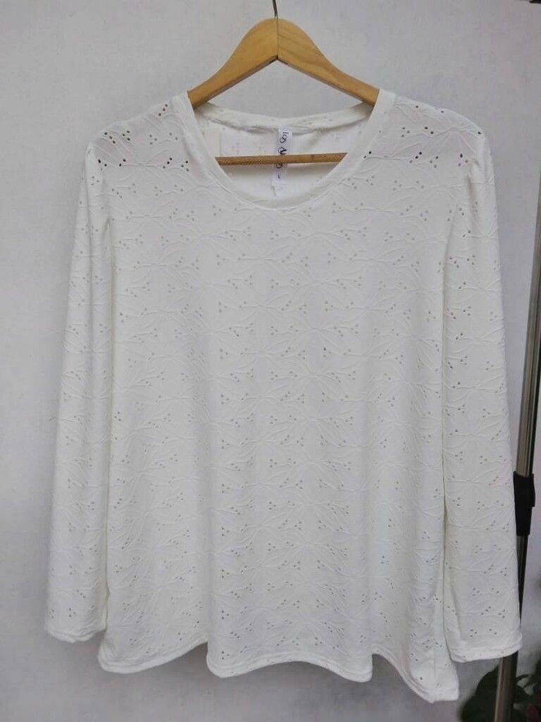 Remera Broderie cuello redondo