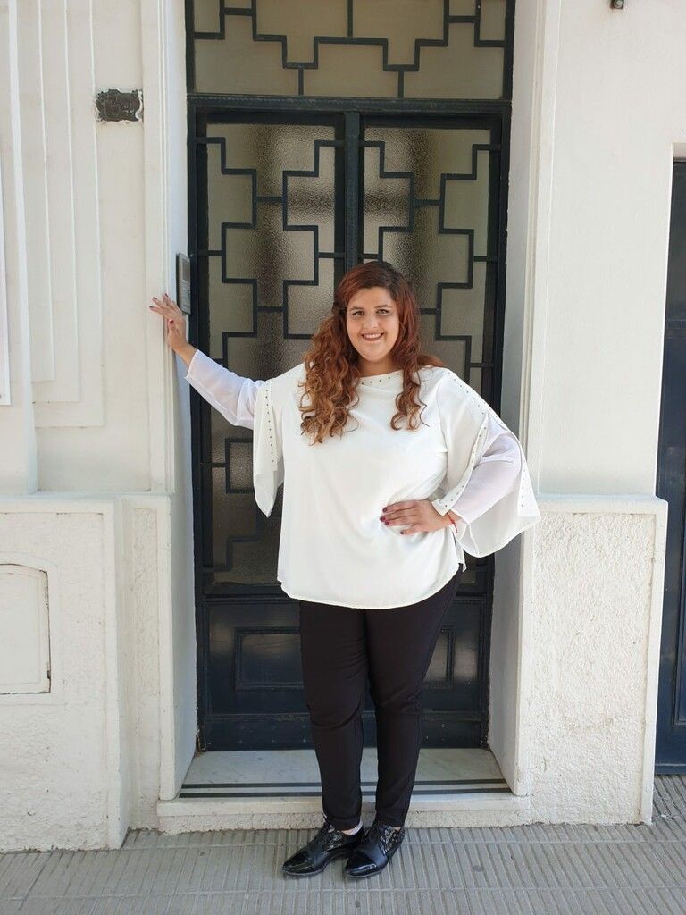 Remera Crepe mangas tachas